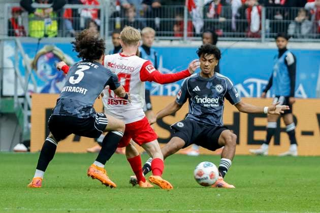 Arthur Theate (Eintracht Frankfurt, 03), Niklas Beste (SC Freiburg, 19) und Nathaniel Brown (Eintracht Frankfurt, 21) im Kampf um den Ball , Deutschland, Fussball, 1. Bundesliga, 7.Spieltag, 2025 2026, SC Freiburg vs. Eintracht Frankfurt, 19.10.2025, Europa-Park Stadion, Freiburg im Breisgau, Deutschland Freiburg im Breisgau Europa-Park Stadion Baden-Württemberg Deutschland Copyright: xGrantxHubbsx