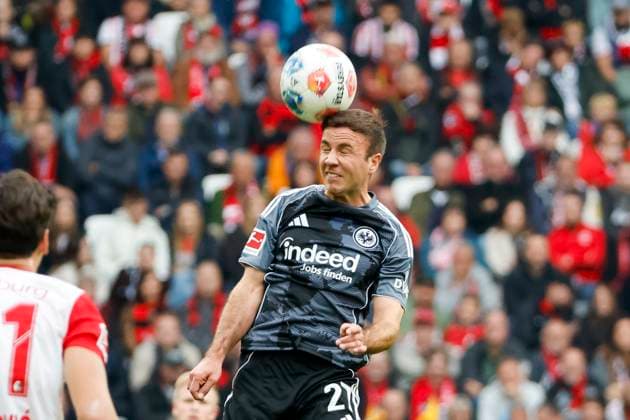 Mario Götze, Gotze (Eintracht Frankfurt, 27) beim Kopfball , Deutschland, Fussball, 1. Bundesliga, 7.Spieltag, 2025 2026, SC Freiburg vs. Eintracht Frankfurt, 19.10.2025, Europa-Park Stadion, Freiburg im Breisgau, Deutschland Freiburg im Breisgau Europa-Park Stadion Baden-Württemberg Deutschland Copyright: xGrantxHubbsx