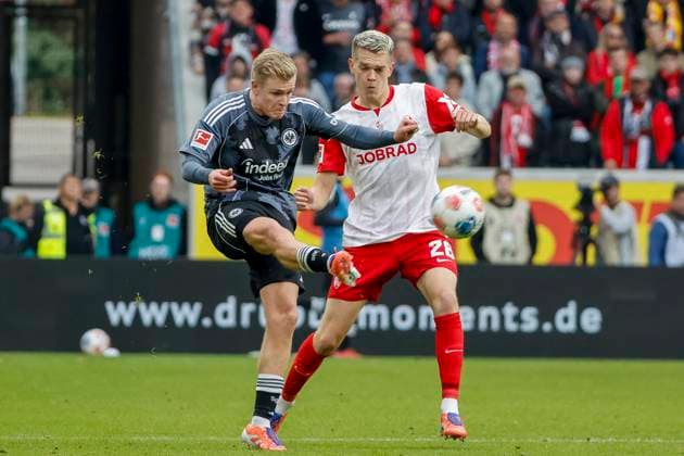 Jonathan Burkardt (Eintracht Frankfurt, 09) und Matthias Ginter (SC Freiburg, 28) im Kampf um den Ball , Deutschland, Fussball, 1. Bundesliga, 7.Spieltag, 2025 2026, SC Freiburg vs. Eintracht Frankfurt, 19.10.2025, Europa-Park Stadion, Freiburg im Breisgau, Deutschland Freiburg im Breisgau Europa-Park Stadion Baden-Württemberg Deutschland Copyright: xGrantxHubbsx