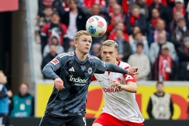 Jonathan Burkardt (Eintracht Frankfurt, 09) und Matthias Ginter (SC Freiburg, 28) im Kampf um den Ball , Deutschland, Fussball, 1. Bundesliga, 7.Spieltag, 2025 2026, SC Freiburg vs. Eintracht Frankfurt, 19.10.2025, Europa-Park Stadion, Freiburg im Breisgau, Deutschland Freiburg im Breisgau Europa-Park Stadion Baden-Württemberg Deutschland Copyright: xGrantxHubbsx