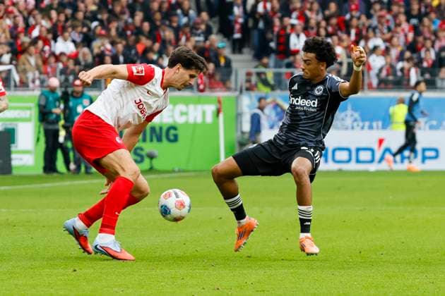 Igor Matanovic (SC Freiburg, 31) und Nathaniel Brown (Eintracht Frankfurt, 21) im Zweikampf , Deutschland, Fussball, 1. Bundesliga, 7.Spieltag, 2025 2026, SC Freiburg vs. Eintracht Frankfurt, 19.10.2025, Europa-Park Stadion, Freiburg im Breisgau, Deutschland Freiburg im Breisgau Europa-Park Stadion Baden-Württemberg Deutschland Copyright: xGrantxHubbsx