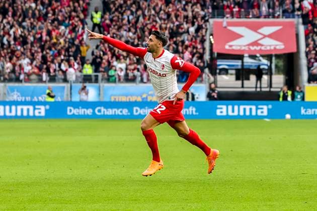 Torjubel bei Vincenzo Grifo (SC Freiburg, 32) nach seinem Tor zum 2:2 , Deutschland, Fussball, 1. Bundesliga, 7.Spieltag, 2025 2026, SC Freiburg vs. Eintracht Frankfurt, 19.10.2025, Europa-Park Stadion, Freiburg im Breisgau, Deutschland Freiburg im Breisgau Europa-Park Stadion Baden-Württemberg Deutschland Copyright: xGrantxHubbsx