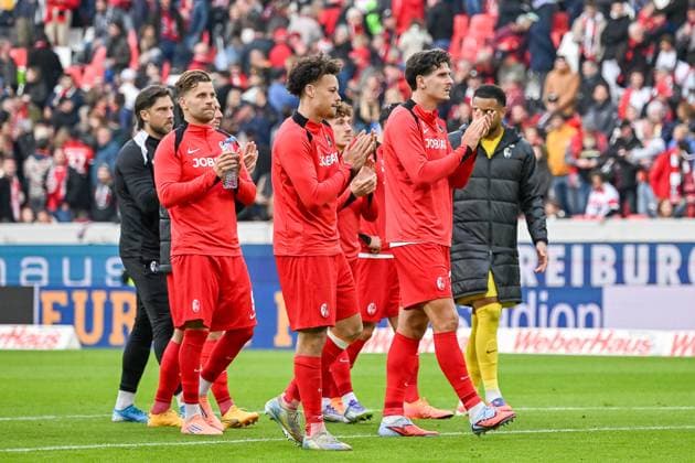Lucas Hoeler (SC Freiburg, 09), Derry Scherhant (SC Freiburg, 07), Igor Matanovic (SC Freiburg, 31) vor der Kurve nach Spielende. GER, SC Freiburg - Eintracht Frankfurt, Fussball, Bundesliga, 7. Spieltag, Saison 2025 2026, 19.10.2025 DFL DFB REGULATIONS PROHIBIT ANY USE OF PHOTOGRAPHS AS IMAGE SEQUENCES AND OR QUASI-VIDEO GER, SC Freiburg - Eintracht Frankfurt, Fussball, Bundesliga, 7. Spieltag, Saison 2025 2026, 19.10.2025 Freiburg Copyright: xEibner-Pressefoto ThomasxHessx EP_THS