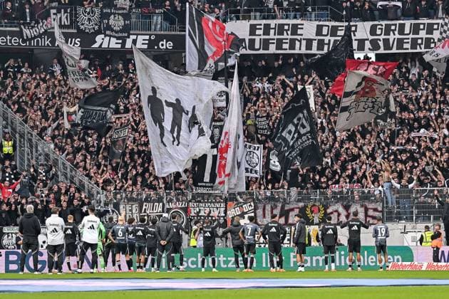 Team Eintracht Frankfurt vor der Kurve nach Spielende. GER, SC Freiburg - Eintracht Frankfurt, Fussball, Bundesliga, 7. Spieltag, Saison 2025 2026, 19.10.2025 DFL DFB REGULATIONS PROHIBIT ANY USE OF PHOTOGRAPHS AS IMAGE SEQUENCES AND OR QUASI-VIDEO GER, SC Freiburg - Eintracht Frankfurt, Fussball, Bundesliga, 7. Spieltag, Saison 2025 2026, 19.10.2025 Freiburg Copyright: xEibner-Pressefoto ThomasxHessx EP_THS