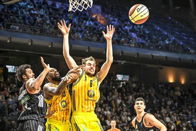 19.10.2025, xlakx, Basketball easyCredit BBL Pokal Achtelfinale, Alba Berlin - Ratiopharm Ulm v.l. Len Schoormann (Ratiophram Ulm), J Wan Roberts (Alba Berlin), Malte Delow (Alba Berlin) Zweikampf, Duell, Kampf, tackle Berlin