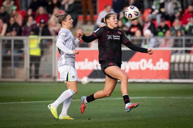 Frauen Fußball-Bundesliga; Bayer 04 Leverkusen - VfL Wolgsburg, 19.10.2025 Svenja Huth (VfL Wolfsburg, 10) und Carlotta Wamser (Bayer 04 Leverkusen, 37) kämpfen um den Ball; Bayer 04 Leverkusen - VfL Wolgsburg an Spieltag 7 der Google Pixel Frauen-Bundesliga am 19.10.2025 im Ulrich-Haberland-Stadion in Leverkusen (Nordrhein-Westfalen). DFL REGULATIONS PROHIBIT ANY USE OF PHOTOGRAPHS AS IMAGE SEQUENCES AND OR QUASI-VIDEO. Copyright: xBEAUTIFULxSPORTS AxelxKohringx