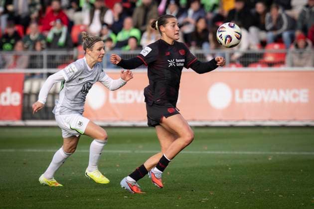 Frauen Fußball-Bundesliga; Bayer 04 Leverkusen - VfL Wolgsburg, 19.10.2025 Grosschance für Leverkusen von Carlotta Wamser (Bayer 04 Leverkusen, 37), links Svenja Huth (VfL Wolfsburg, 10); Bayer 04 Leverkusen - VfL Wolgsburg an Spieltag 7 der Google Pixel Frauen-Bundesliga am 19.10.2025 im Ulrich-Haberland-Stadion in Leverkusen (Nordrhein-Westfalen). DFL REGULATIONS PROHIBIT ANY USE OF PHOTOGRAPHS AS IMAGE SEQUENCES AND OR QUASI-VIDEO. Copyright: xBEAUTIFULxSPORTS AxelxKohringx