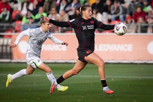 Frauen Fußball-Bundesliga; Bayer 04 Leverkusen - VfL Wolgsburg, 19.10.2025 Grosschance für Leverkusen von Carlotta Wamser (Bayer 04 Leverkusen, 37), links Svenja Huth (VfL Wolfsburg, 10); Bayer 04 Leverkusen - VfL Wolgsburg an Spieltag 7 der Google Pixel Frauen-Bundesliga am 19.10.2025 im Ulrich-Haberland-Stadion in Leverkusen (Nordrhein-Westfalen). DFL REGULATIONS PROHIBIT ANY USE OF PHOTOGRAPHS AS IMAGE SEQUENCES AND OR QUASI-VIDEO. Copyright: xBEAUTIFULxSPORTS AxelxKohringx