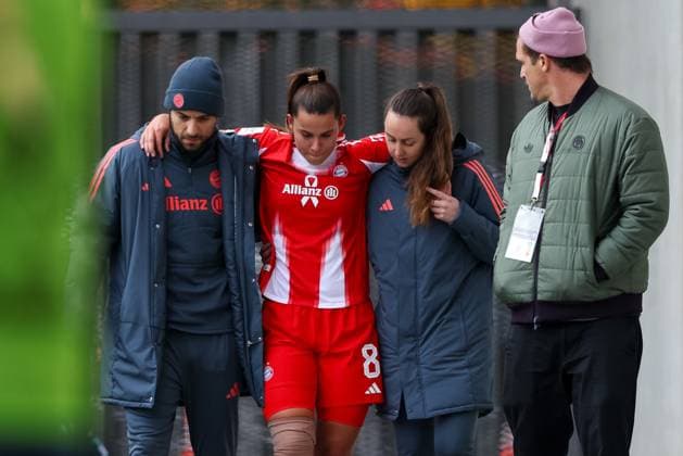Lena Oberdorf (FC Bayern Muenchen, 08) verletzt. GER, FC Bayern Muenchen vs. 1. FC Koeln, Fussball, Google Pixel Frauen-Bundesliga, 7. Spieltag, Saison 2025 2026, 19.10.2025, DFL DFB REGULATIONS PROHIBIT ANY USE OF PHOTOGRAPHS as IMAGE SEQUENCES and or QUASI-VIDEO, GER, FC Bayern Muenchen vs. 1. FC Koeln, Fussball, Google Pixel Frauen-Bundesliga, 7. Spieltag, Saison 2025 2026, 19.10.2025 Muenchen Copyright: xEibner-Pressefoto JennixMaulx EP_JML