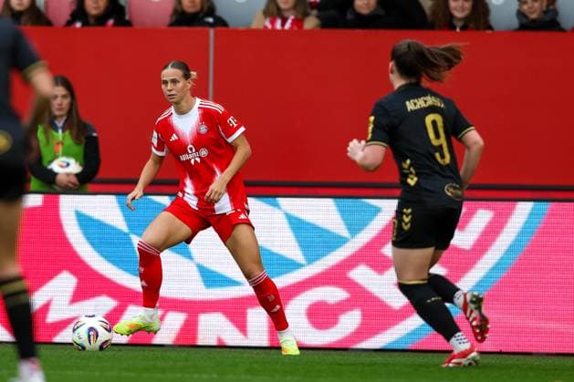 Klara Buehl (FC Bayern Muenchen, 17) mit Adriana Achcinska (1. FC Koeln, 09), GER, FC Bayern Muenchen vs. 1. FC Koeln, Fussball, Google Pixel Frauen-Bundesliga, 7. Spieltag, Saison 2025 2026, 19.10.2025, DFL DFB REGULATIONS PROHIBIT ANY USE OF PHOTOGRAPHS as IMAGE SEQUENCES and or QUASI-VIDEO, GER, FC Bayern Muenchen vs. 1. FC Koeln, Fussball, Google Pixel Frauen-Bundesliga, 7. Spieltag, Saison 2025 2026, 19.10.2025 Muenchen Copyright: xEibner-Pressefoto JennixMaulx EP_JML