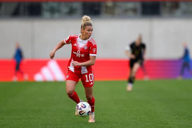 Linda Dallmann (FC Bayern Muenchen, 10), GER, FC Bayern Muenchen vs. 1. FC Koeln, Fussball, Google Pixel Frauen-Bundesliga, 7. Spieltag, Saison 2025 2026, 19.10.2025, DFL DFB REGULATIONS PROHIBIT ANY USE OF PHOTOGRAPHS as IMAGE SEQUENCES and or QUASI-VIDEO, GER, FC Bayern Muenchen vs. 1. FC Koeln, Fussball, Google Pixel Frauen-Bundesliga, 7. Spieltag, Saison 2025 2026, 19.10.2025 Muenchen Copyright: xEibner-Pressefoto JennixMaulx EP_JML