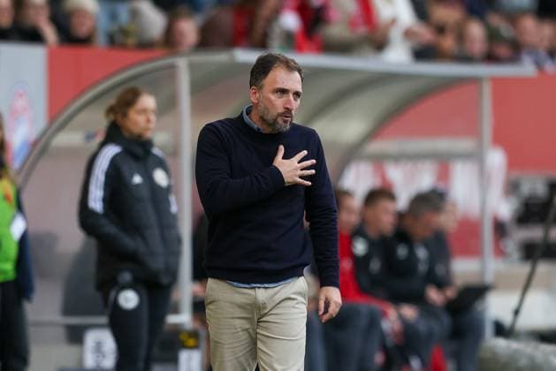 Jose Barcala (FC Bayern Muenchen, Trainer), GER, FC Bayern Muenchen vs. 1. FC Koeln, Fussball, Google Pixel Frauen-Bundesliga, 7. Spieltag, Saison 2025 2026, 19.10.2025, DFL DFB REGULATIONS PROHIBIT ANY USE OF PHOTOGRAPHS as IMAGE SEQUENCES and or QUASI-VIDEO, GER, FC Bayern Muenchen vs. 1. FC Koeln, Fussball, Google Pixel Frauen-Bundesliga, 7. Spieltag, Saison 2025 2026, 19.10.2025 Muenchen Copyright: xEibner-Pressefoto JennixMaulx EP_JML