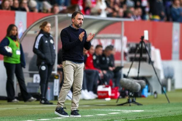 Jose Barcala (FC Bayern Muenchen, Trainer), GER, FC Bayern Muenchen vs. 1. FC Koeln, Fussball, Google Pixel Frauen-Bundesliga, 7. Spieltag, Saison 2025 2026, 19.10.2025, DFL DFB REGULATIONS PROHIBIT ANY USE OF PHOTOGRAPHS as IMAGE SEQUENCES and or QUASI-VIDEO, GER, FC Bayern Muenchen vs. 1. FC Koeln, Fussball, Google Pixel Frauen-Bundesliga, 7. Spieltag, Saison 2025 2026, 19.10.2025 Muenchen Copyright: xEibner-Pressefoto JennixMaulx EP_JML