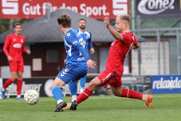 Männer Fußball Fussball Regionalliga Nord-Ost Saison 2025 26 10. Spieltag 19.10.2025 Bluechip Arena Meuselwitz Thüringen ZFC Meuselwitz - 1. FC Magdeburg II Pavid Pfeil ZFC rot - Albert FrankMillgramm Magdeburg Meuselwitz Thueringen Germany