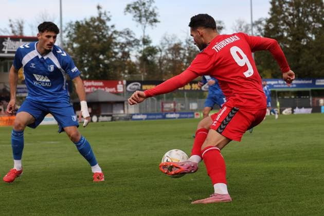 Männer Fußball Fussball Regionalliga Nord-Ost Saison 2025 26 10. Spieltag 19.10.2025 Bluechip Arena Meuselwitz Thüringen ZFC Meuselwitz - 1. FC Magdeburg II Andy Trübenbach ZFC rot - Eldin Dzogovic Magdeburg Meuselwitz Thueringen Germany