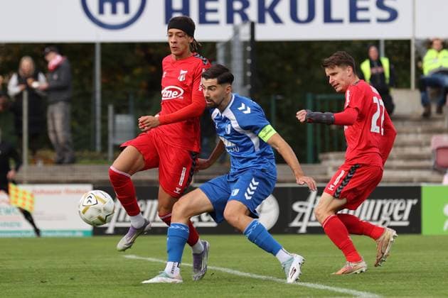 Männer Fußball Fussball Regionalliga Nord-Ost Saison 2025 26 10. Spieltag 19.10.2025 Bluechip Arena Meuselwitz Thüringen ZFC Meuselwitz - 1. FC Magdeburg II Elias Ndukwe ZFC rot - Mihailo Trkulja Magdeburg - Florian Hansch ZFC r. rot Meuselwitz Thueringen Germany