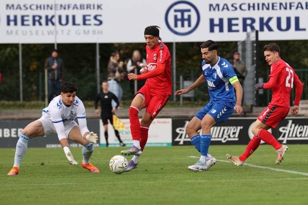 Männer Fußball Fussball Regionalliga Nord-Ost Saison 2025 26 10. Spieltag 19.10.2025 Bluechip Arena Meuselwitz Thüringen ZFC Meuselwitz - 1. FC Magdeburg II Elias Ndukwe ZFC rot wird vom Robert Kampa im Magdeburger Torhüter von den Beinen geholt ohne Konsequenz - Mihailo Trkulja Magdeburg schaut zu Meuselwitz Thueringen Germany