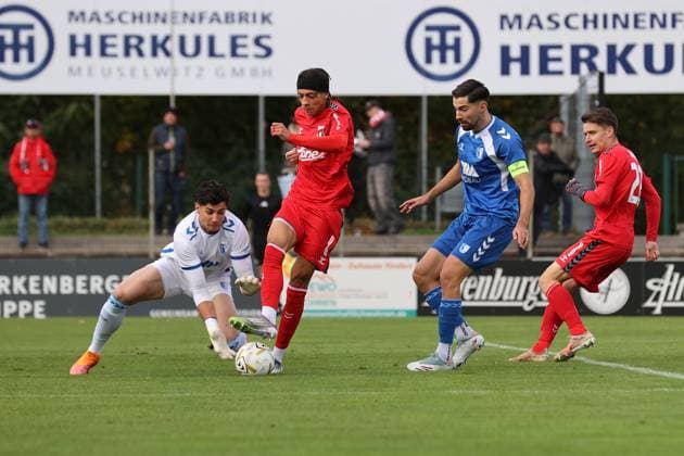 Männer Fußball Fussball Regionalliga Nord-Ost Saison 2025 26 10. Spieltag 19.10.2025 Bluechip Arena Meuselwitz Thüringen ZFC Meuselwitz - 1. FC Magdeburg II Elias Ndukwe ZFC rot wird vom Robert Kampa im Magdeburger Torhüter von den Beinen geholt ohne Konsequenz - Mihailo Trkulja Magdeburg schaut zu Meuselwitz Thueringen Germany