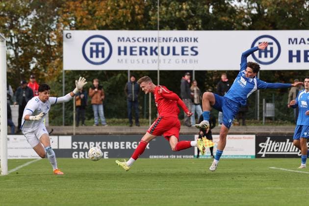 Männer Fußball Fussball Regionalliga Nord-Ost Saison 2025 26 10. Spieltag 19.10.2025 Bluechip Arena Meuselwitz Thüringen ZFC Meuselwitz - 1. FC Magdeburg II Hendrik Wurr ZFC rot erzielt den Ausgleich Robert Kampa im Magdeburger Tor ohne Chance doch es war Abseits Meuselwitz Thueringen Germany