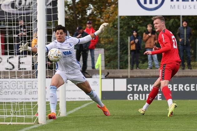 Männer Fußball Fussball Regionalliga Nord-Ost Saison 2025 26 10. Spieltag 19.10.2025 Bluechip Arena Meuselwitz Thüringen ZFC Meuselwitz - 1. FC Magdeburg II Hendrik Wurr ZFC rot erzielt den Ausgleich Robert Kampa im Magdeburger Tor ohne Chance doch es war Abseits Meuselwitz Thueringen Germany