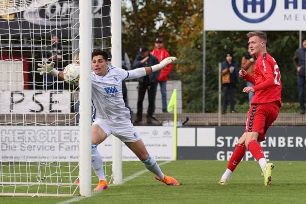 Männer Fußball Fussball Regionalliga Nord-Ost Saison 2025 26 10. Spieltag 19.10.2025 Bluechip Arena Meuselwitz Thüringen ZFC Meuselwitz - 1. FC Magdeburg II Hendrik Wurr ZFC rot erzielt den Ausgleich Robert Kampa im Magdeburger Tor ohne Chance doch es war Abseits Meuselwitz Thueringen Germany