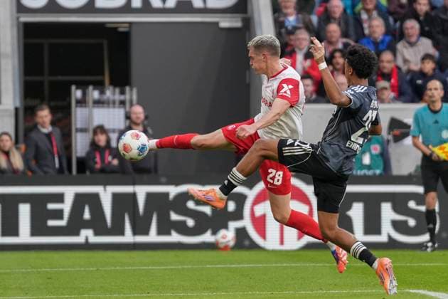 Matthias Ginter (SC Freiburg, 28) am Ball , Deutschland, Fussball, 1. Bundesliga, 7.Spieltag, 2025 2026, SC Freiburg vs. Eintracht Frankfurt, 19.10.2025, Europa-Park Stadion, Freiburg, Deutschland DFL REGULATIONS PROHIBIT ANY USE OF PHOTOGRAPHS AS IMAGE SEQUENCES AND OR QUASI-VIDEO. Freiburg Europa-Park Stadion Baden-Württemberg Deutschland Copyright: xArnexAmbergx
