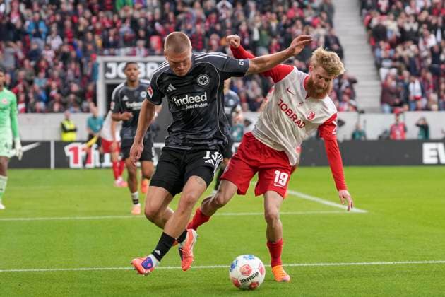 Rasmus Kristensen (Eintracht Frankfurt, 13) im Zweikampf mit Jan-Niklas Beste (SC Freiburg, 19) , Deutschland, Fussball, 1. Bundesliga, 7.Spieltag, 2025 2026, SC Freiburg vs. Eintracht Frankfurt, 19.10.2025, Europa-Park Stadion, Freiburg, Deutschland DFL REGULATIONS PROHIBIT ANY USE OF PHOTOGRAPHS AS IMAGE SEQUENCES AND OR QUASI-VIDEO. Freiburg Europa-Park Stadion Baden-Württemberg Deutschland Copyright: xArnexAmbergx