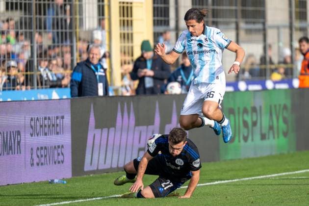Can Coskun 27 (MSV Duisburg) verliert den Ball, Tunay Deniz 36 (TSV 1860 Muenchen) springt ueber ihn drueber, TSV 1860 Muenchen vs. MSV Duisburg, 3. Liga, 11. Spieltag, 19.10.2025 DFB regulations prohibit any use of photographs as image sequences and or quasi-video Muenchen Bayern Deutschland
