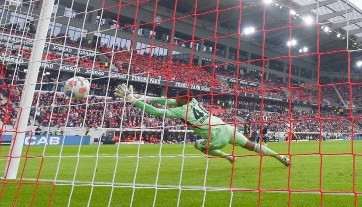 19.10.2025, xblx, Fussball 1.Bundesliga, SC Freiburg - Eintracht Frankfurt v.l. Vincenzo Grifo (SC Freiburg), Goal scored, Tor zum 2:2, Kaua Santos (Eintracht Frankfurt) (DFL DFB REGULATIONS PROHIBIT ANY USE OF PHOTOGRAPHS as IMAGE SEQUENCES and or QUASI-VIDEO) Freiburg