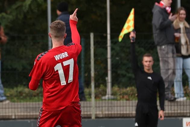 Männer Fußball Fussball Regionalliga Nord-Ost Saison 2025 26 10. Spieltag 19.10.2025 Bluechip Arena Meuselwitz Thüringen ZFC Meuselwitz - 1. FC Magdeburg II Hendrik Wurr ZFC rot erzielt den Ausgleich doch es war Abseits - Wurr diskutiert dem dem Linienrichter Meuselwitz Thueringen Germany