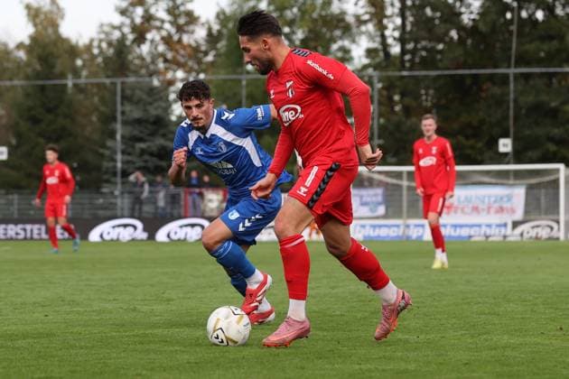 Männer Fußball Fussball Regionalliga Nord-Ost Saison 2025 26 10. Spieltag 19.10.2025 Bluechip Arena Meuselwitz Thüringen ZFC Meuselwitz - 1. FC Magdeburg II Andy Trübenbach ZFC rot - Eldin Dzogovic Magdeburg Meuselwitz Thueringen Germany