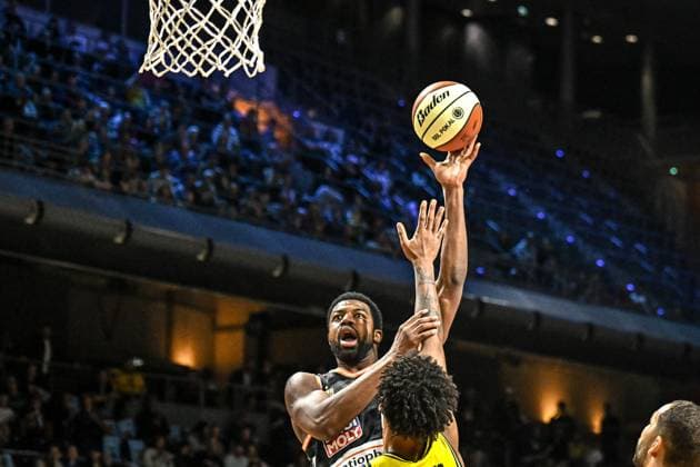 19.10.2025, xlakx, Basketball easyCredit BBL Pokal Achtelfinale, Alba Berlin - Ratiopharm Ulm v.l. Malik Osborne (Ratiophram Ulm) setzt zum Korbwurf an Berlin