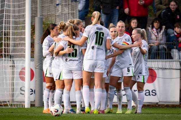 Frauen Fußball-Bundesliga; Bayer 04 Leverkusen - VfL Wolgsburg, 19.10.2025 Torjubel nach dem 0:1 durch Alexandra Popp (VfL Wolfsburg, 11); Bayer 04 Leverkusen - VfL Wolgsburg an Spieltag 7 der Google Pixel Frauen-Bundesliga am 19.10.2025 im Ulrich-Haberland-Stadion in Leverkusen (Nordrhein-Westfalen). DFL REGULATIONS PROHIBIT ANY USE OF PHOTOGRAPHS AS IMAGE SEQUENCES AND OR QUASI-VIDEO. Copyright: xBEAUTIFULxSPORTS AxelxKohringx