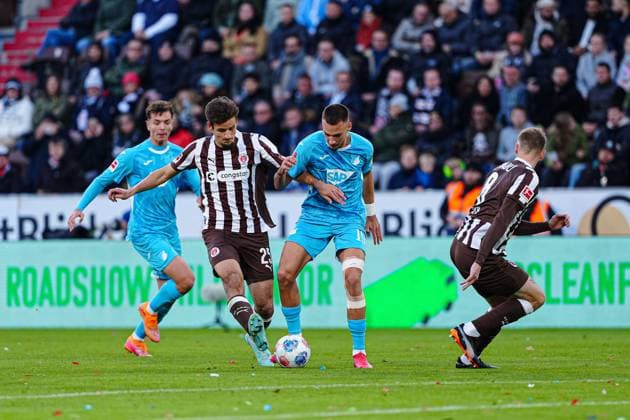 Adam Dzwigala (FC St. Pauli, 25), Tim Lemperle (TSG 1899 Hoffenheim, 19), Eric Smith (FC St. Pauli, 08) GER, FC St. Pauli vs. TSG 1899 Hoffenheim, Fussball, 1. Bundesliga, Spieltag 7, Saison 2025 2026, 19.10.2025 DFL REGULATIONS PROHIBIT ANY USE OF PHOTOGRAPHS AS IMAGE SEQUENCES AND OR QUASI-VIDEO GER, FC St. Pauli vs. TSG 1899 Hoffenheim, Fussball, 1. Bundesliga, Spieltag 7, Saison 2025 2026, 19.10.2025 Hamburg Copyright: xEibner-Pressefoto MarcelxvonxFehrnx EP_MFN
