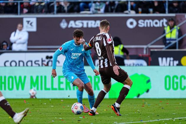 Fisnik Asllani (TSG 1899 Hoffenheim, 11), Eric Smith (FC St. Pauli, 08) GER, FC St. Pauli vs. TSG 1899 Hoffenheim, Fussball, 1. Bundesliga, Spieltag 7, Saison 2025 2026, 19.10.2025 DFL REGULATIONS PROHIBIT ANY USE OF PHOTOGRAPHS AS IMAGE SEQUENCES AND OR QUASI-VIDEO GER, FC St. Pauli vs. TSG 1899 Hoffenheim, Fussball, 1. Bundesliga, Spieltag 7, Saison 2025 2026, 19.10.2025 Hamburg Copyright: xEibner-Pressefoto MarcelxvonxFehrnx EP_MFN