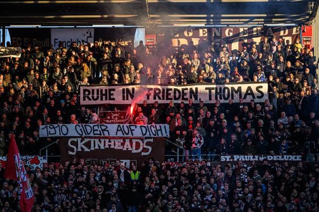 Fußball I Herren I Saison 2025-2026 I Bundesliga I 7. Spieltag I FC St. Pauli - TSG 1899 Hoffenheim I 19.10.2025 Schweigeminute für den verstorbenen Fan Thomas. Hamburg Millerntor-Stadion Hamburg Deutschland Copyright: xLobecax xHenningxRohlfsx