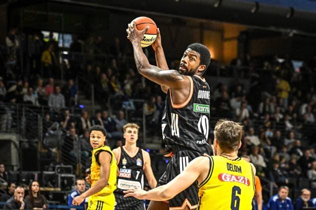 19.10.2025, xlakx, Basketball easyCredit BBL Pokal Achtelfinale, Alba Berlin - Ratiopharm Ulm v.l. Malik Osborne (Ratiophram Ulm) setzt zum Korbwurf an Berlin