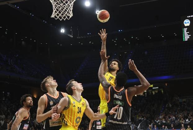 Norris Agbakoko am Ball, Malik Osborne Zweikampf Spielszene Aktion Basketball BBL Pokal Herren Achtelfinale Saison 2025 2026 19.10.2025 ALBA Berlin vs ratiopharm Ulm