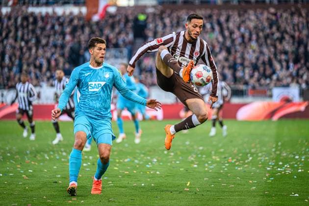 Fußball I Herren I Saison 2025-2026 I Bundesliga I 7. Spieltag I FC St. Pauli - TSG 1899 Hoffenheim I 19.10.2025 Robin Hranac (2, TSG 1899 Hoffenheim), Mathias Pereira Lage (28, FC St. Pauli) Hamburg Millerntor-Stadion Hamburg Deutschland Copyright: xLobecax xHenningxRohlfsx