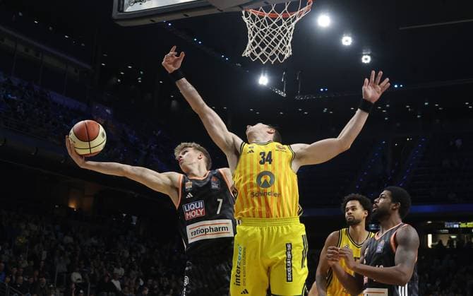 Tobias Jensen, Justin Bean Zweikampf Spielszene Aktion Basketball BBL Pokal Herren Achtelfinale Saison 2025 2026 19.10.2025 ALBA Berlin vs ratiopharm Ulm