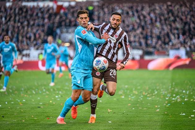 Fußball I Herren I Saison 2025-2026 I Bundesliga I 7. Spieltag I FC St. Pauli - TSG 1899 Hoffenheim I 19.10.2025 Robin Hranac (2, TSG 1899 Hoffenheim), Mathias Pereira Lage (28, FC St. Pauli) Hamburg Millerntor-Stadion Hamburg Deutschland Copyright: xLobecax xHenningxRohlfsx