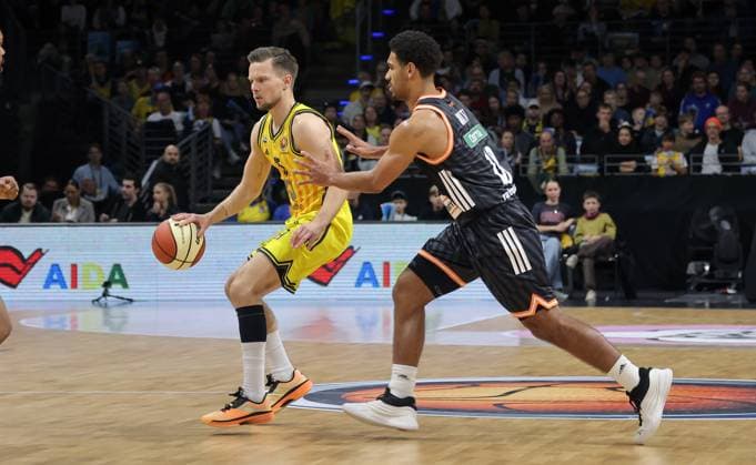 Martin Hermannsson am Ball, Malik Osborne Zweikampf Spielszene Aktion Basketball BBL Pokal Herren Achtelfinale Saison 2025 2026 19.10.2025 ALBA Berlin vs ratiopharm Ulm