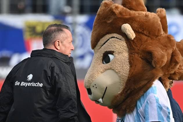 Trainer Markus KAUCZINSKI (1860) neben Maskottchen. Fussball 3.Liga,11.Spieltag, Saison 2025 26 TSV 1860 Muenchen -MSV Duisburg am 19.10.2025 GRUENWALDER STADION.