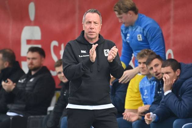 Trainer Markus KAUCZINSKI (1860), klatscht Applaus. Einzelbild,angeschnittenes Einzelmotiv, Halbfigur,halbe Figur. Fussball 3.Liga,11.Spieltag, Saison 2025 26 TSV 1860 Muenchen -MSV Duisburg am 19.10.2025 GRUENWALDER STADION. Â