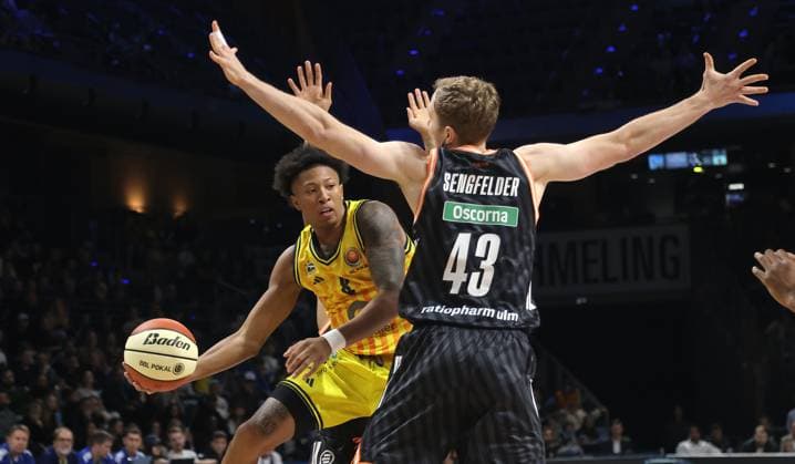 Rejean Boogie Ellis am Ball, Christian Sengfelder Zweikampf Spielszene Aktion Basketball BBL Pokal Herren Achtelfinale Saison 2025 2026 19.10.2025 ALBA Berlin vs ratiopharm Ulm