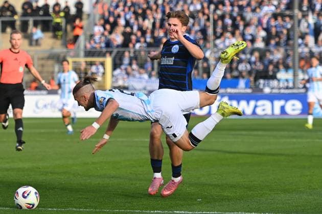 Patrick SUSSEK (DU), Aktion,Zweikampf gegen Sigurd HAUGEN (TSV 1860 Muenchen),Foul. Fussball 3.Liga,11.Spieltag, Saison 2025 26 TSV 1860 Muenchen -MSV Duisburg am 19.10.2025 GRUENWALDER STADION.