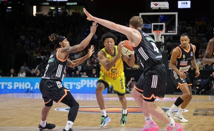 Bryce Brown, Rejean Boogie Ellis am Ball, Christian Sengfelder Zweikampf Spielszene Aktion Basketball BBL Pokal Herren Achtelfinale Saison 2025 2026 19.10.2025 ALBA Berlin vs ratiopharm Ulm