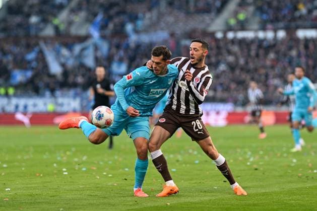 Fußball - 1. Bundesliga - FC St. Pauli - TSG Hoffenheim am 19.10.2025 im Millerntor-Stadion in Hamburg Mathias Pereira Lage (St. Pauli) im Zweikampf gegen Robin Hranac (Hoffenheim)
