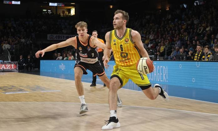 Tobias Jensen, Malte Delow am Ball Zweikampf Spielszene Aktion Basketball BBL Pokal Herren Achtelfinale Saison 2025 2026 19.10.2025 ALBA Berlin vs ratiopharm Ulm