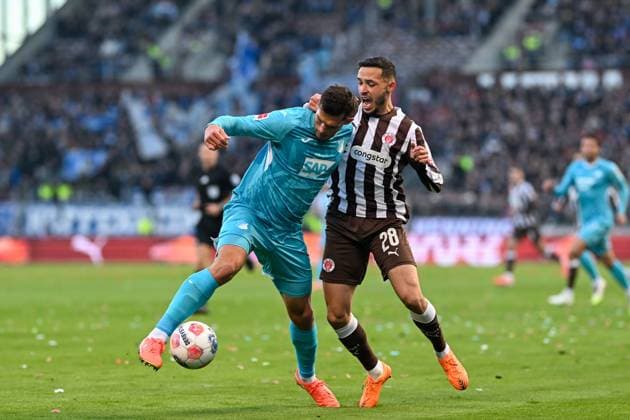 Fußball - 1. Bundesliga - FC St. Pauli - TSG Hoffenheim am 19.10.2025 im Millerntor-Stadion in Hamburg Mathias Pereira Lage (St. Pauli) im Zweikampf gegen Robin Hranac (Hoffenheim)